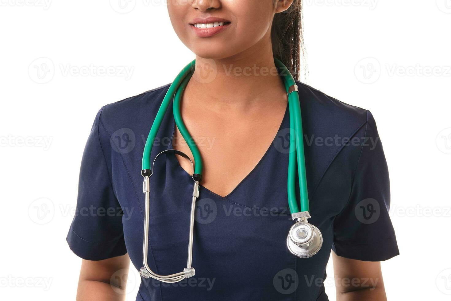 hermosa joven médico con un estetoscopio, aislado en blanco foto