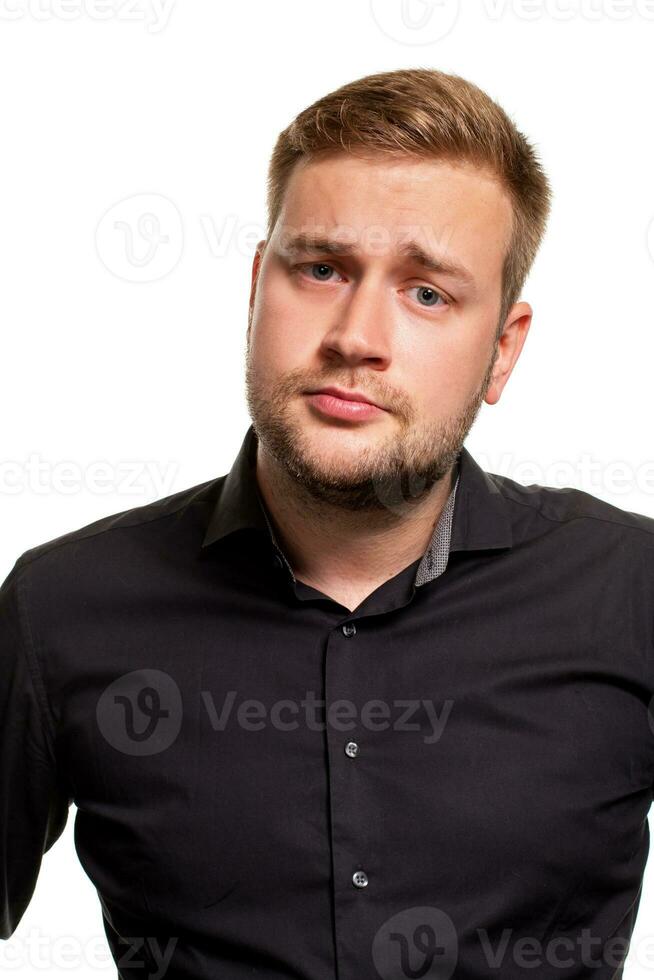 joven hombre vistiendo negro camisa terminado aislado antecedentes pensando acerca de pregunta, pensativo expresión. foto