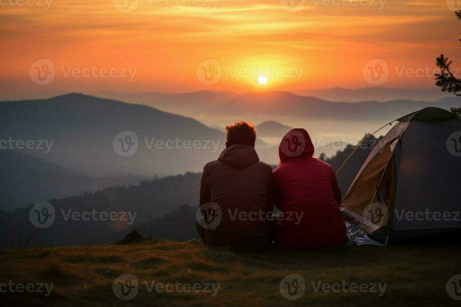 ai generado Pareja relaja por carpa, cautivado por montaña puesta de sol en cámping foto