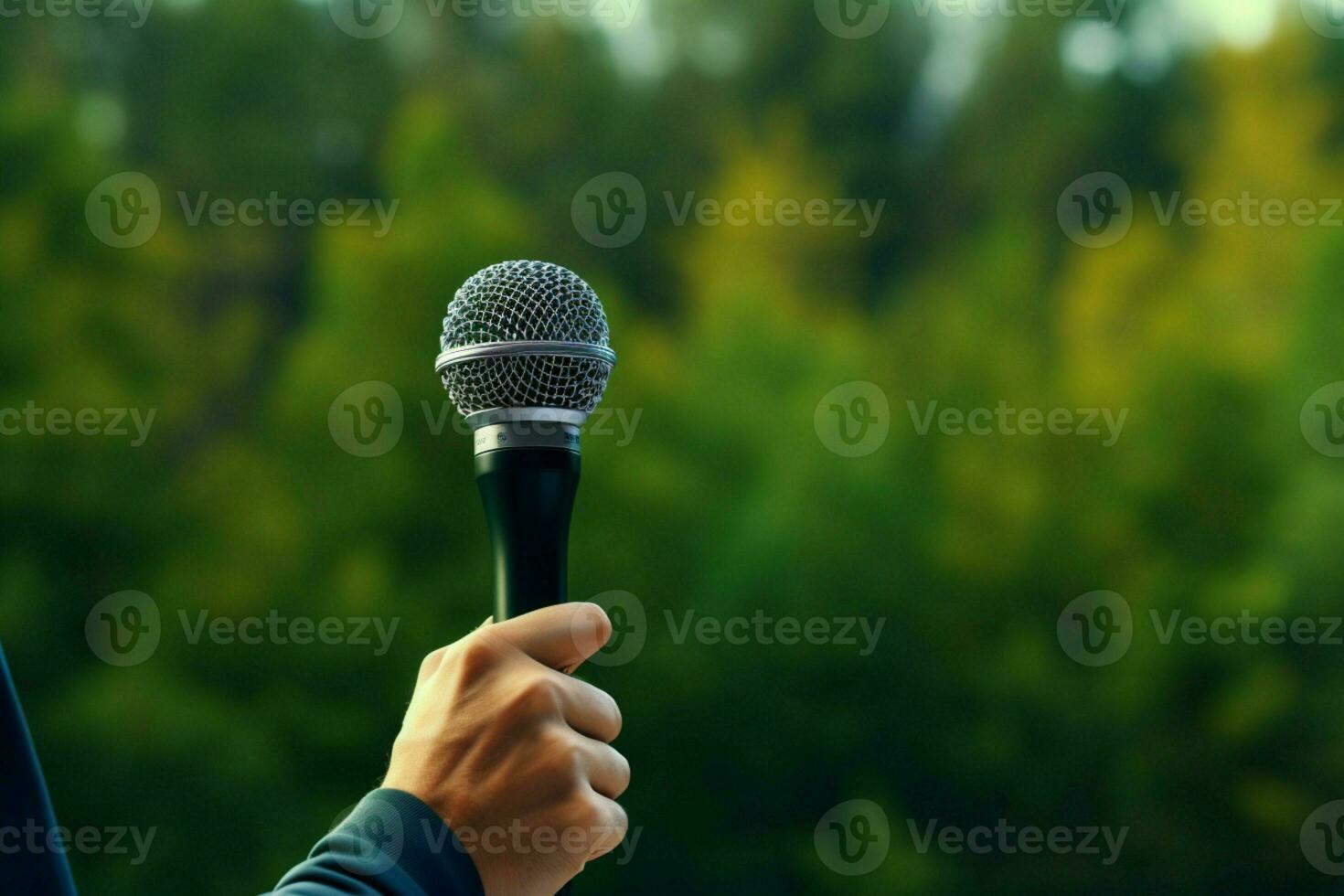 ai generado ambiental voz mano sostiene micrófono en contra verde bosque fondo foto