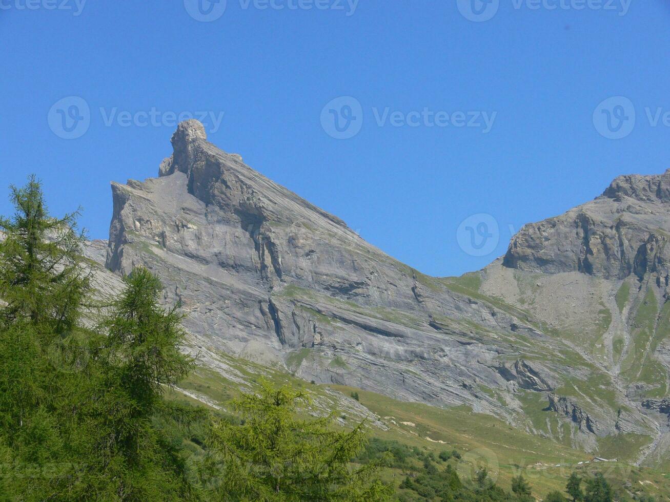 un montaña con un grande rock formación foto