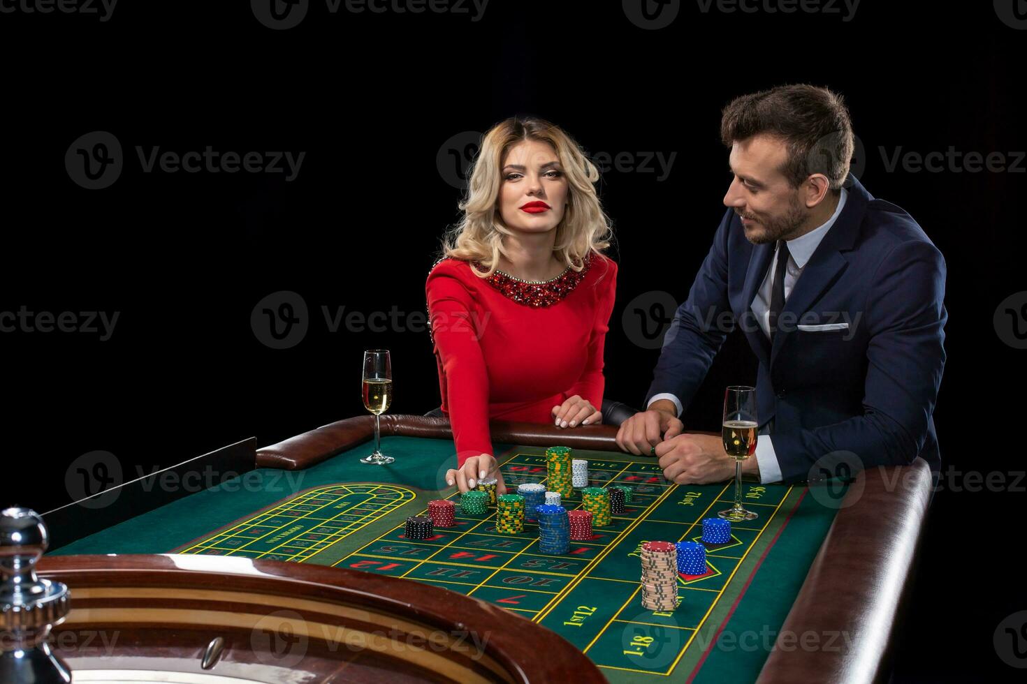 hermosa y bien vestido Pareja jugando ruleta en el casino foto