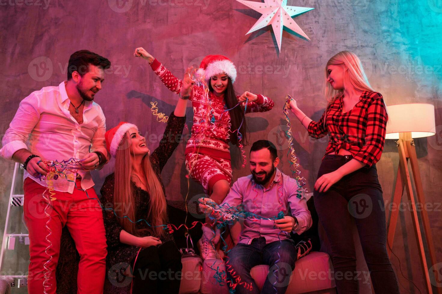 amigos celebrando Navidad o nuevo año víspera a hogar foto