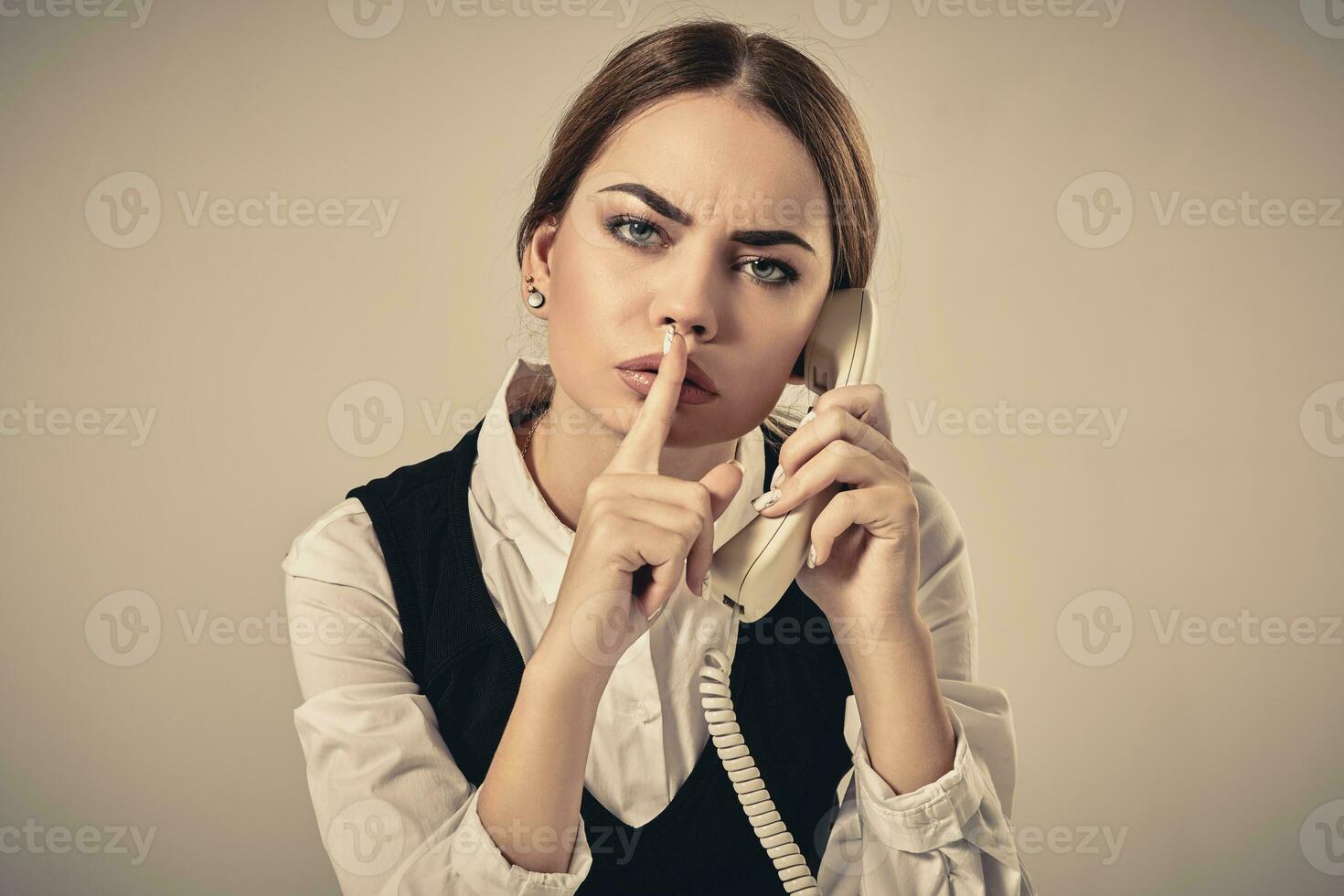 retrato de joven secretario respondiendo teléfono foto