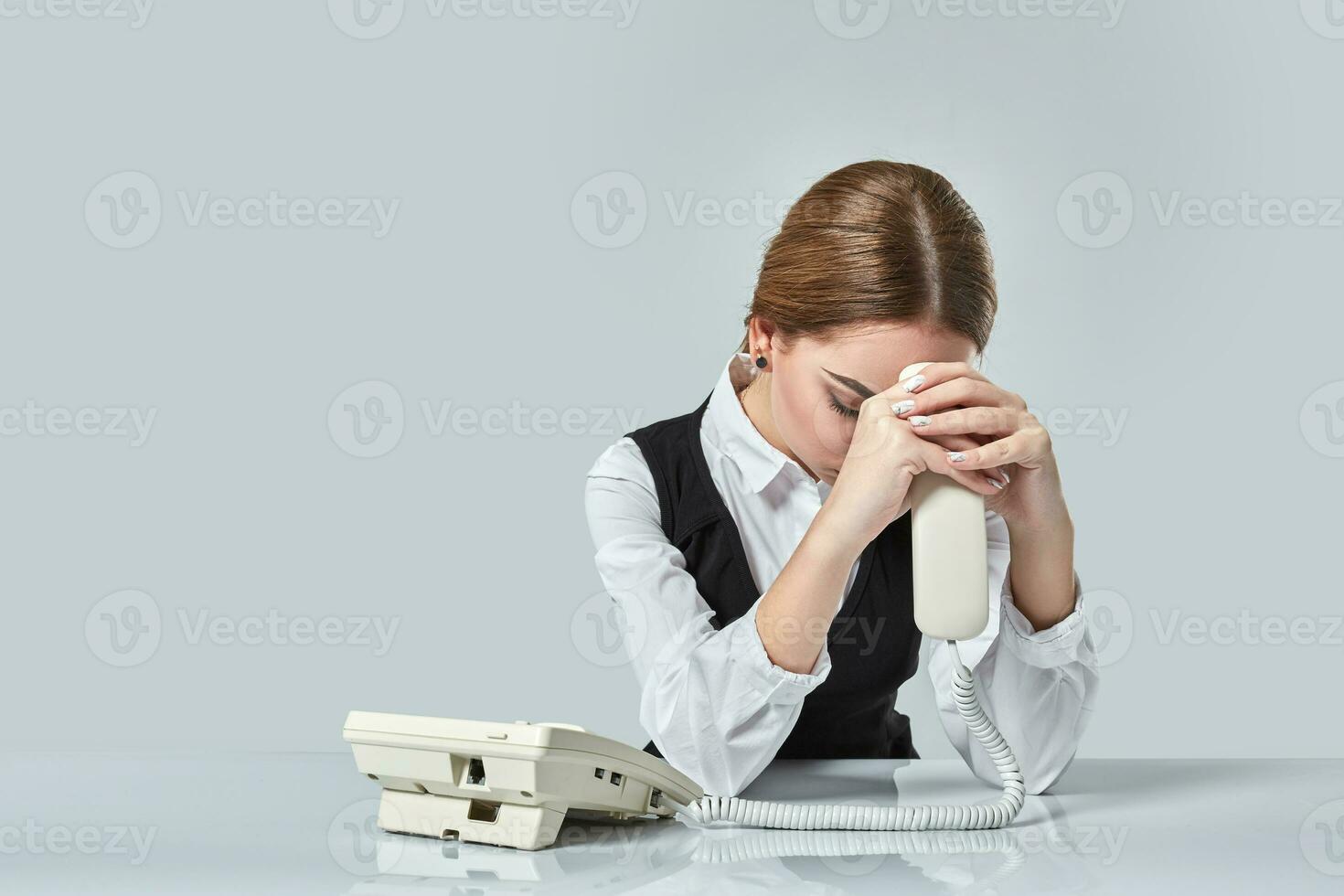 retrato de joven secretario respondiendo teléfono foto