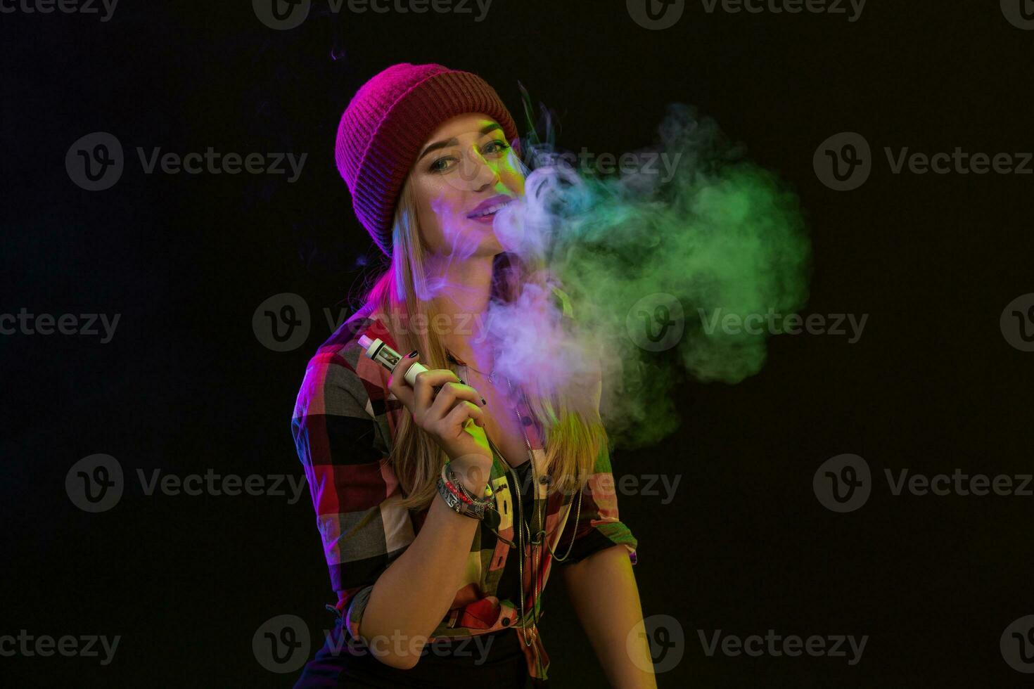 vaping muchacha. joven hipster mujer vape e-cig en negro antecedentes. hip hop estilo. estudio Disparo foto