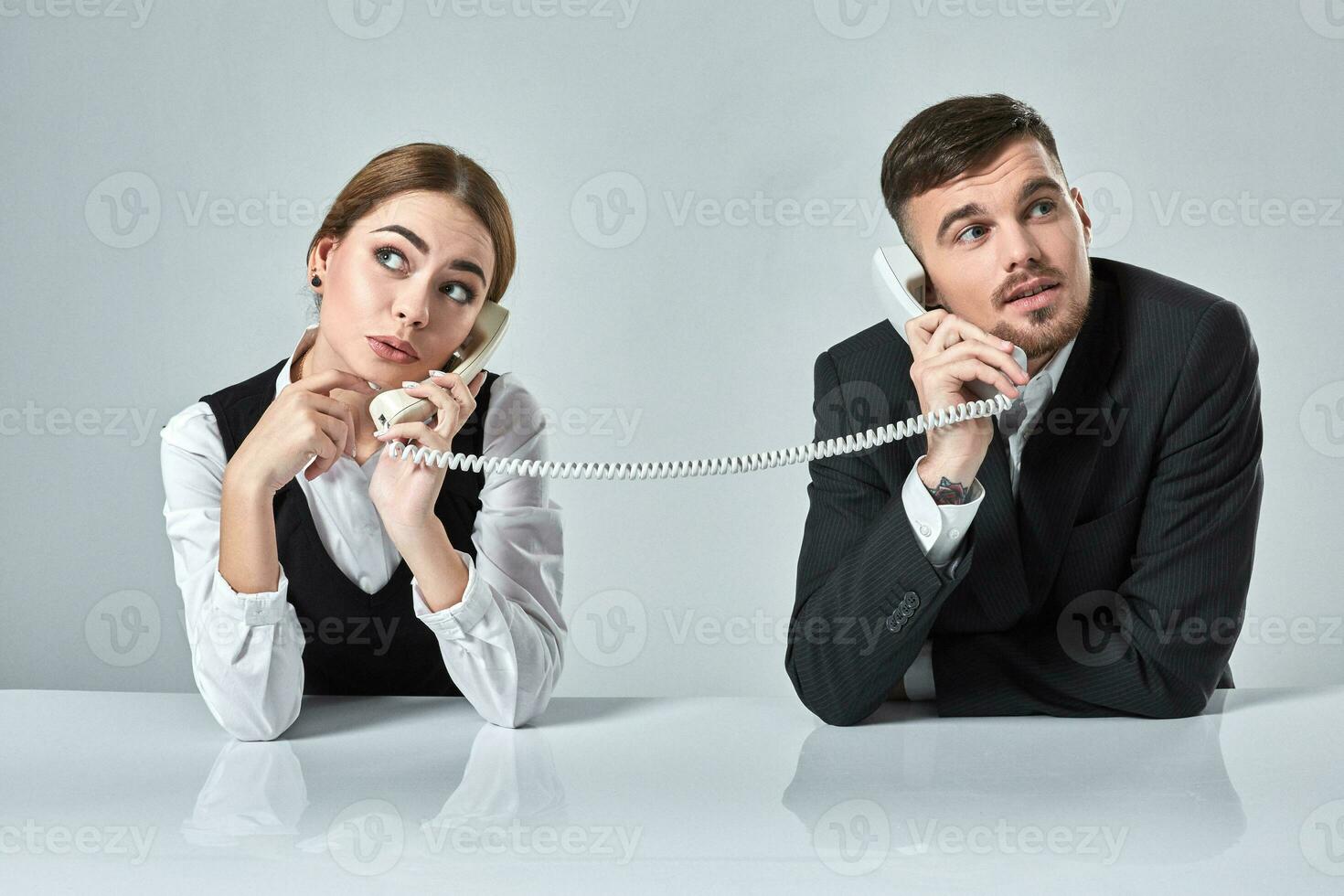 imagen de hombre y mujer con teléfono a el mesa foto