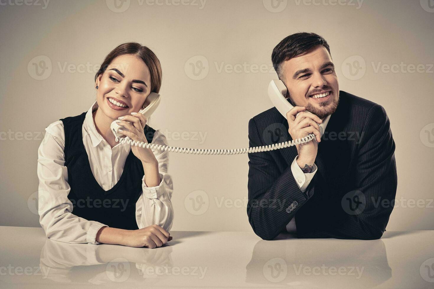 imagen de hombre y mujer con teléfono a el mesa foto