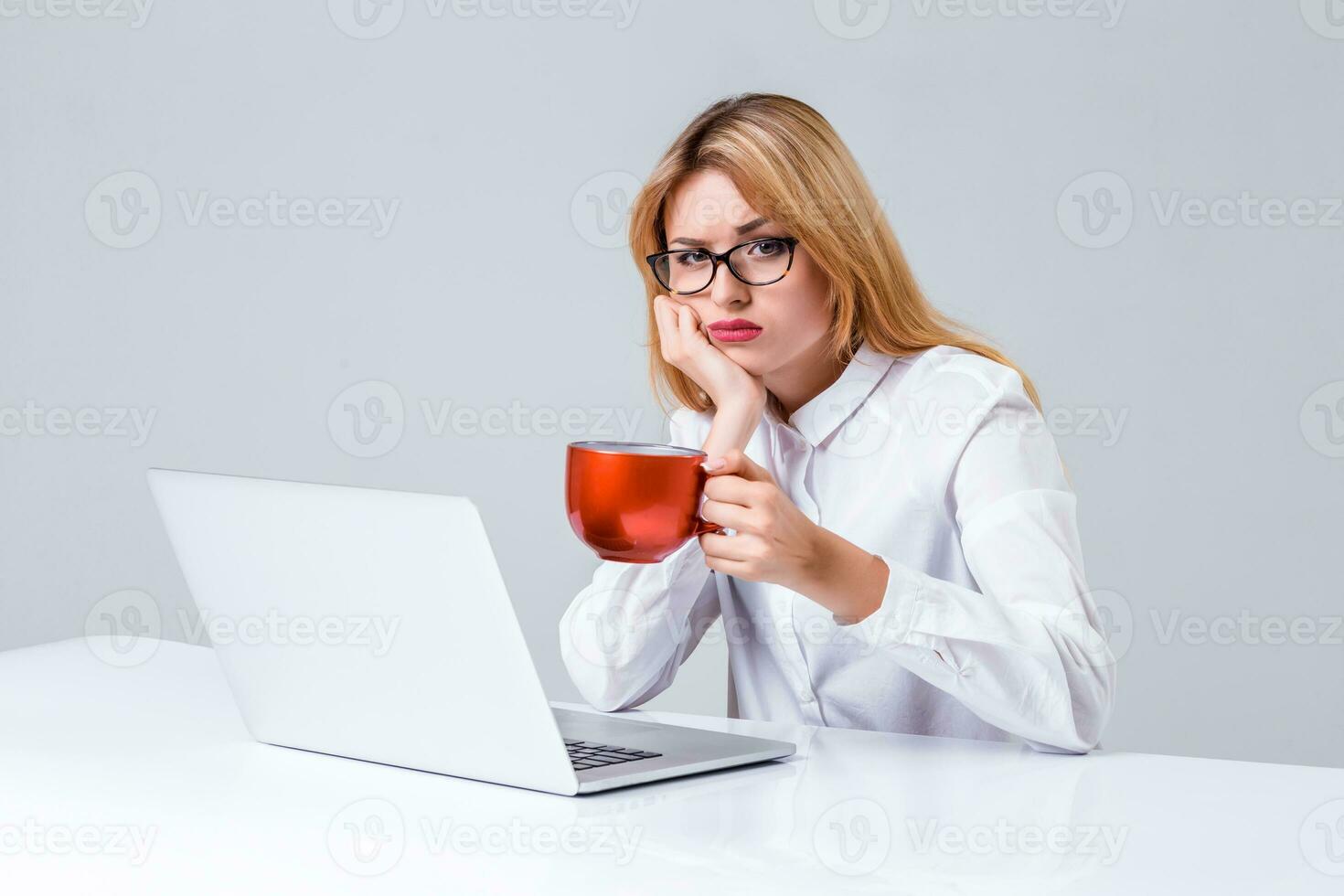 young woman sitting in the table and using laptop photo