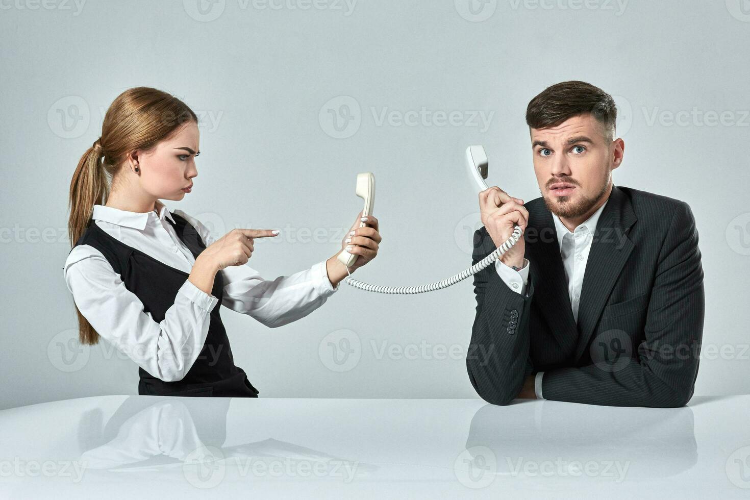 imagen de hombre y mujer con teléfono a el mesa foto