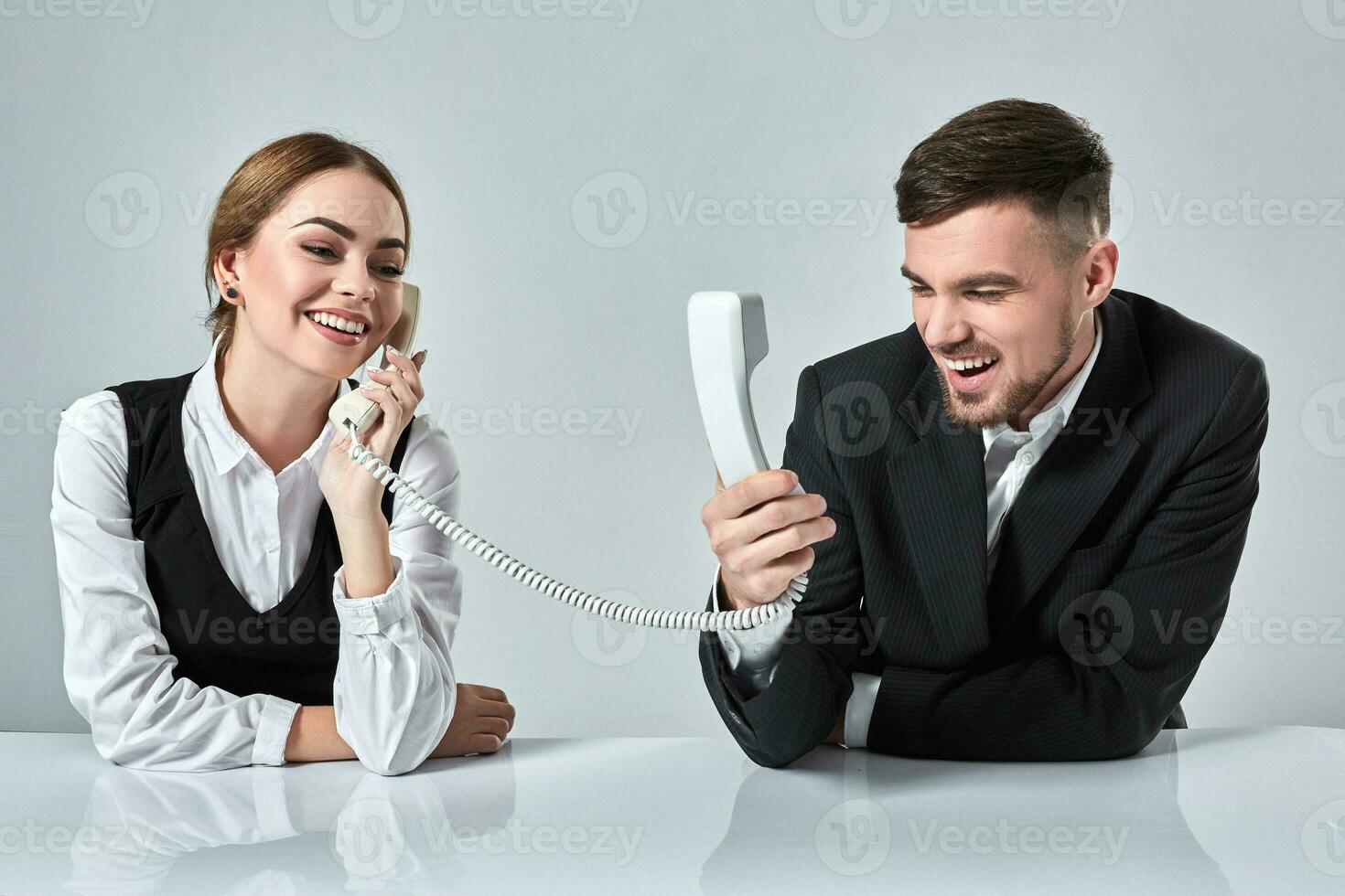 imagen de hombre y mujer con teléfono a el mesa foto