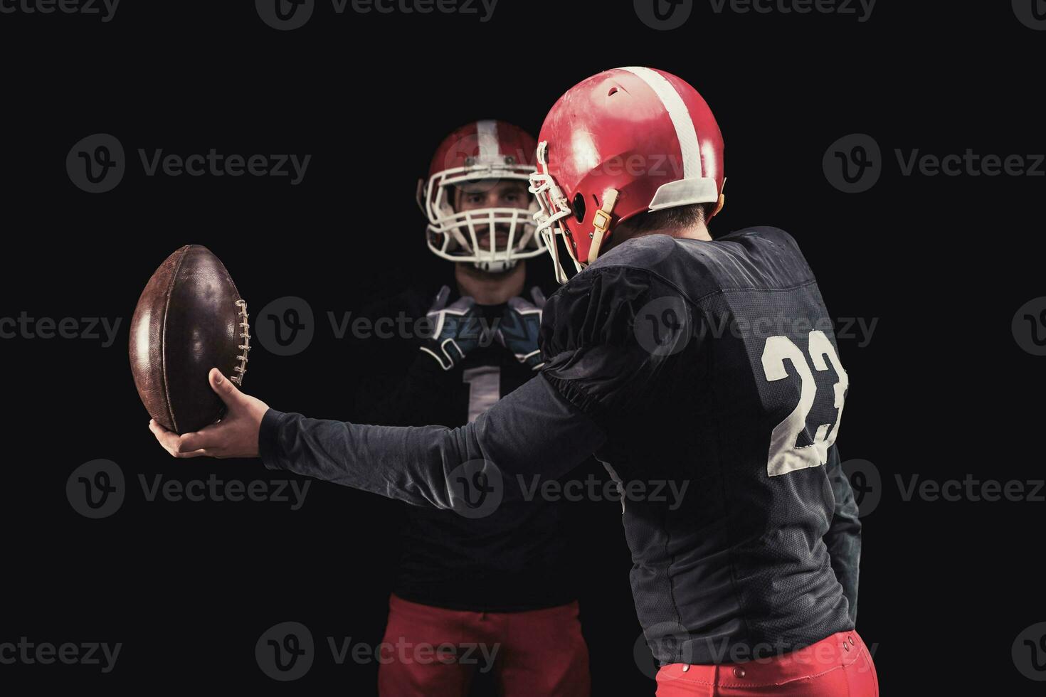 fútbol americano jugador en oscuro antecedentes foto