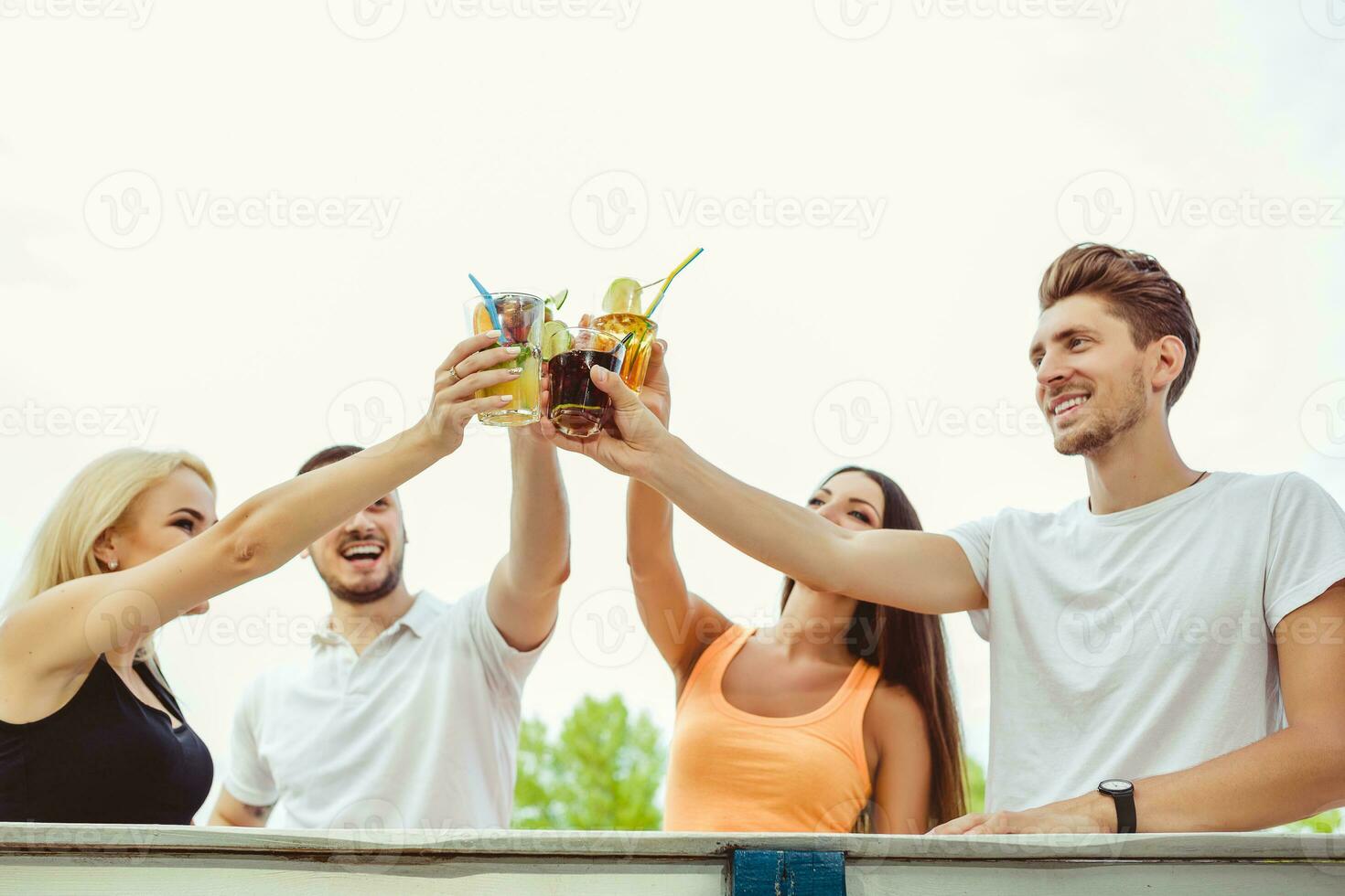 amigos teniendo divertido a el bar al aire libre, Bebiendo cocteles foto