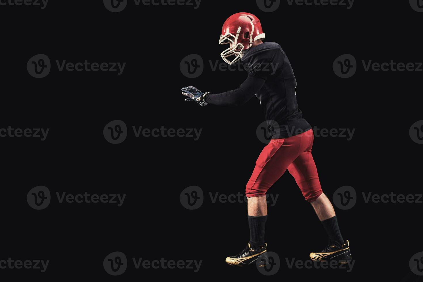 fútbol americano jugador en oscuro antecedentes foto