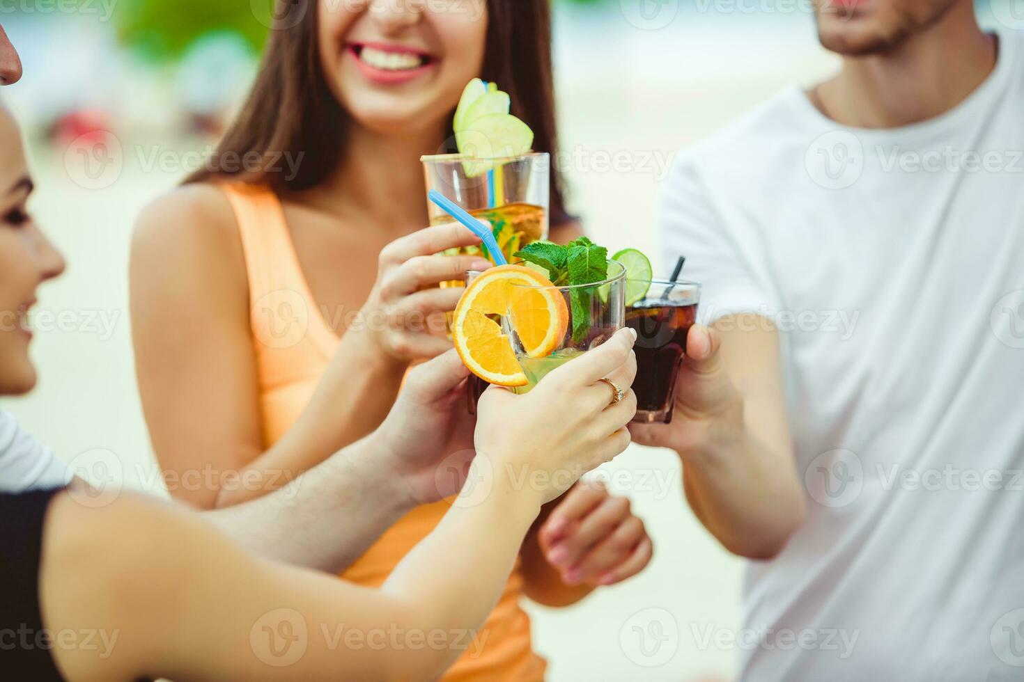amigos teniendo divertido a el bar al aire libre, Bebiendo cocteles foto