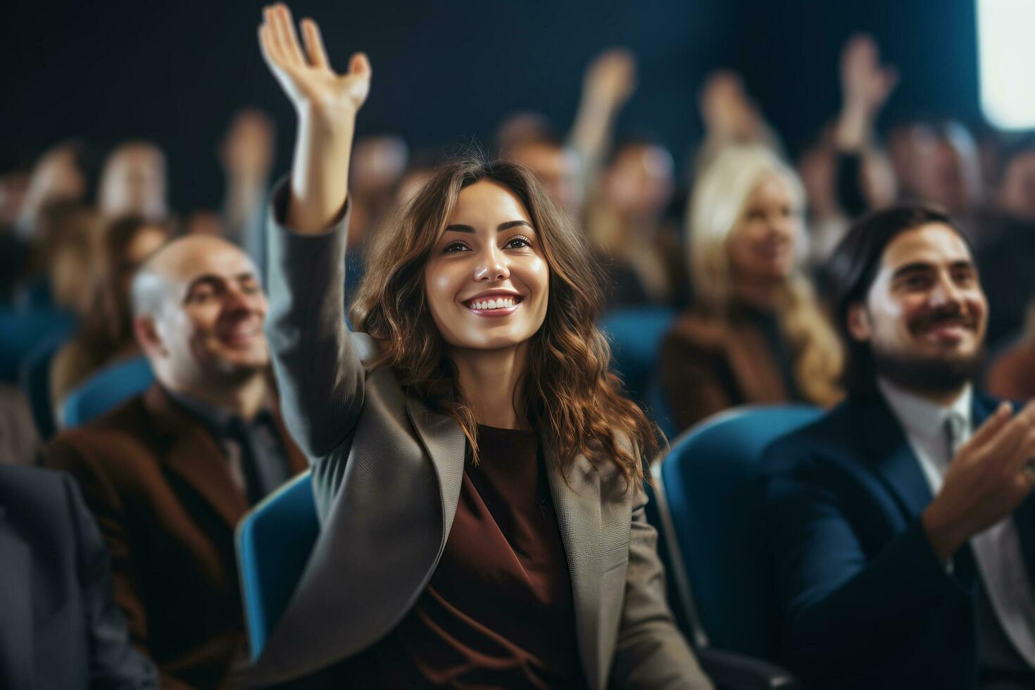 ai generado joven mujer de negocios levanta mano durante audiencia pregunta día foto