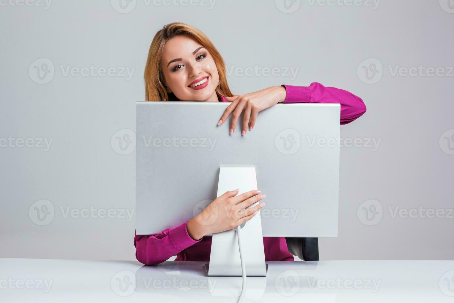 joven mujer sentado en el mesa y utilizando computadora foto