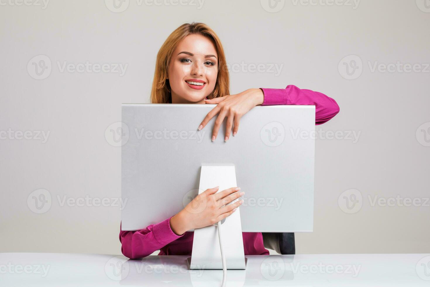 joven mujer sentado en el mesa y utilizando computadora foto