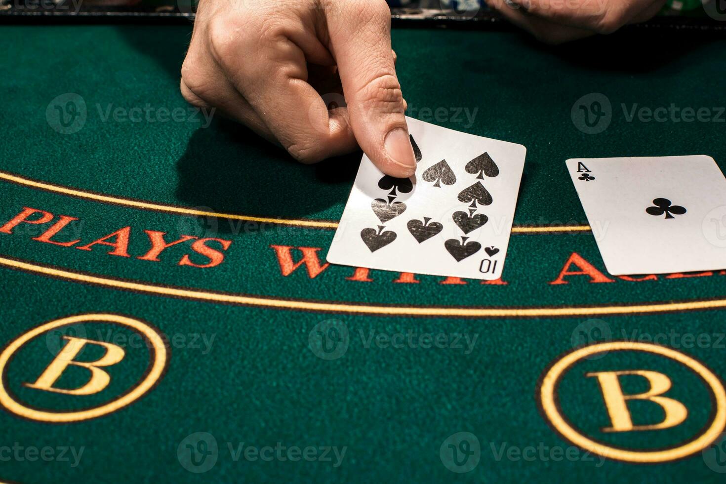 cerca arriba de holdem comerciante con jugando tarjetas y papas fritas en verde mesa foto