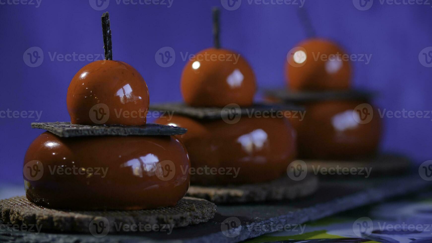 Tres rojo pastel con galletas y chocolate. sabroso rojo pasteles en antecedentes oscuro azul foto