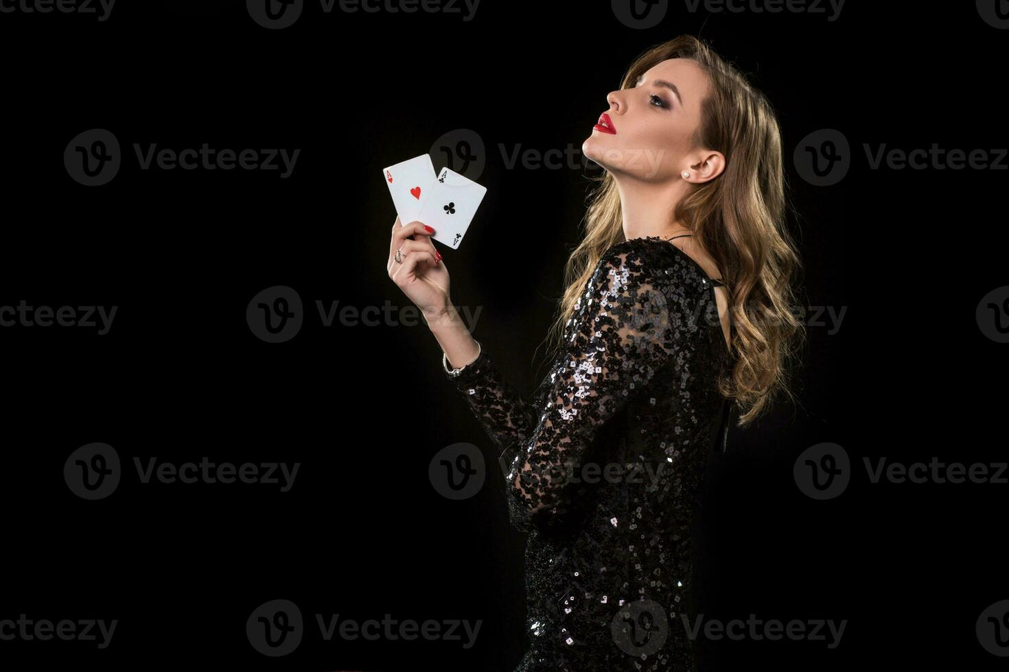 joven mujer participación jugando tarjetas en contra un negro antecedentes foto
