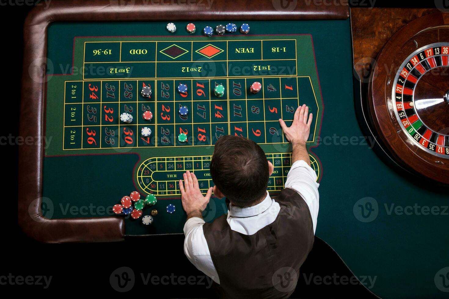 Top view of the casino croupier and the green roulette table. Ga photo