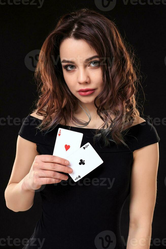 mujer joven jugando en el juego sobre fondo negro foto