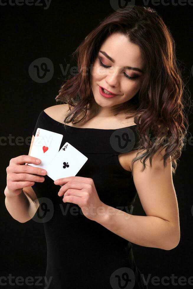 mujer joven jugando en el juego sobre fondo negro foto