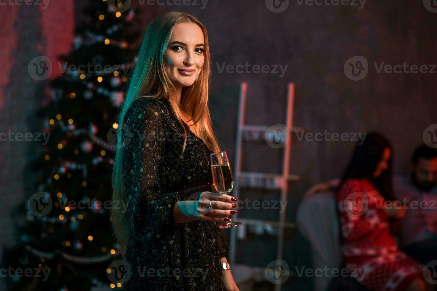 hermosa joven mujer con vaso de champán a Navidad fiesta foto