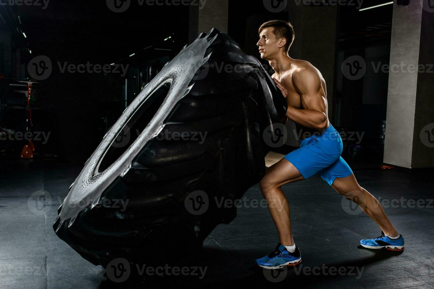 formación - hombre voltear neumático en gimnasio foto