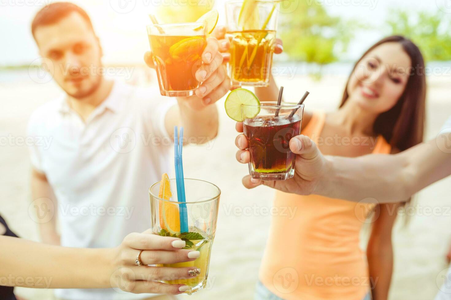 amigos teniendo divertido a el bar al aire libre, Bebiendo cocteles foto