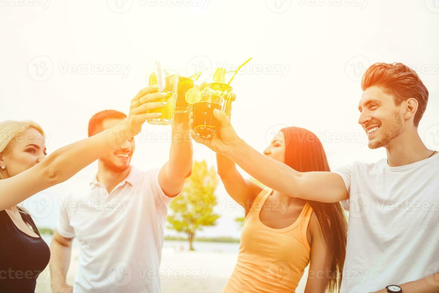 amigos teniendo divertido a el bar al aire libre, Bebiendo cocteles foto