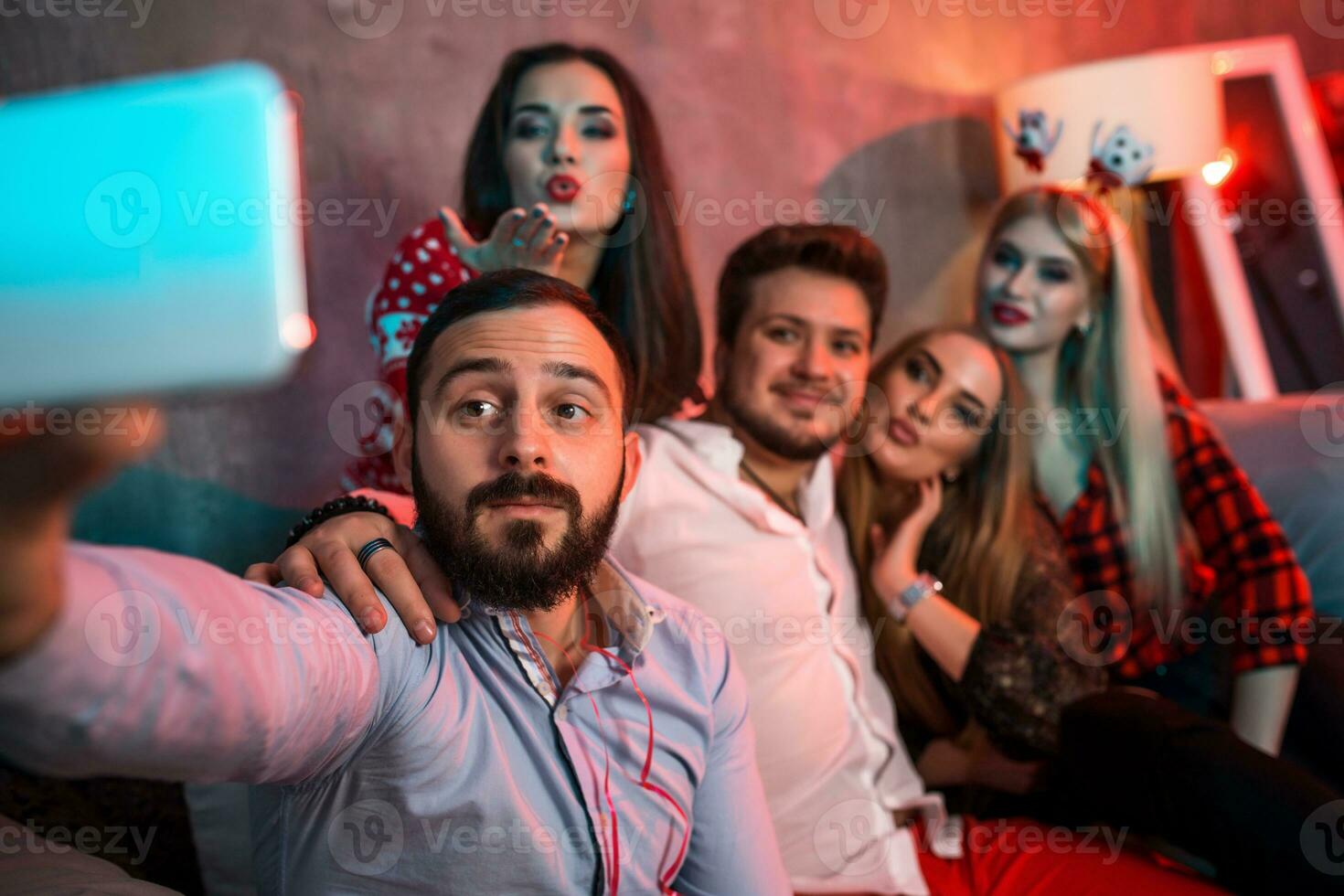 amigos haciendo selfie mientras celebrando Navidad o nuevo año víspera a hogar foto