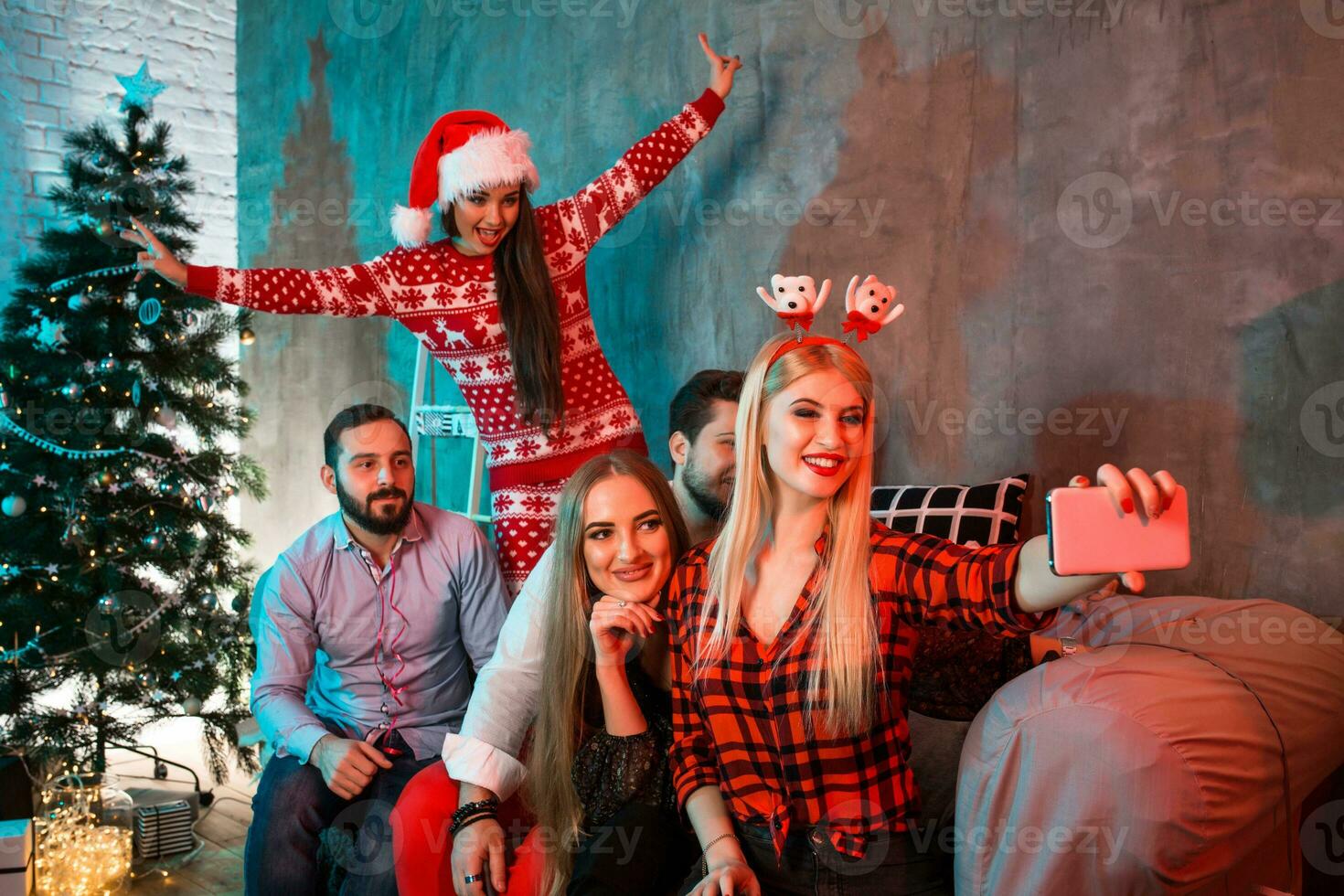 amigos haciendo selfie mientras celebrando Navidad o nuevo año víspera a hogar foto