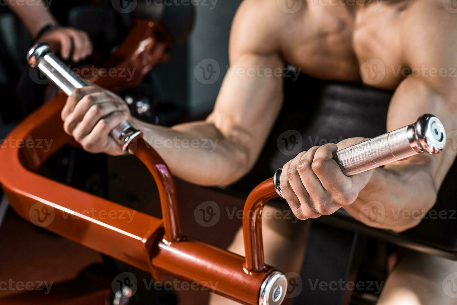muscular hombre haciendo ejercicios en el gimnasia. parte de el cuerpo. desnudo masculino torso foto