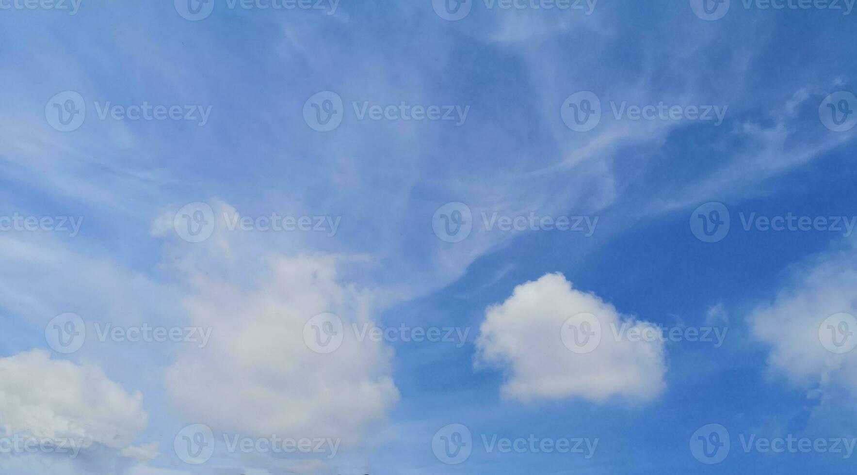 estrato blanco nubes en el azul cielo natural antecedentes hermosa naturaleza ambiente espacio para escribir foto