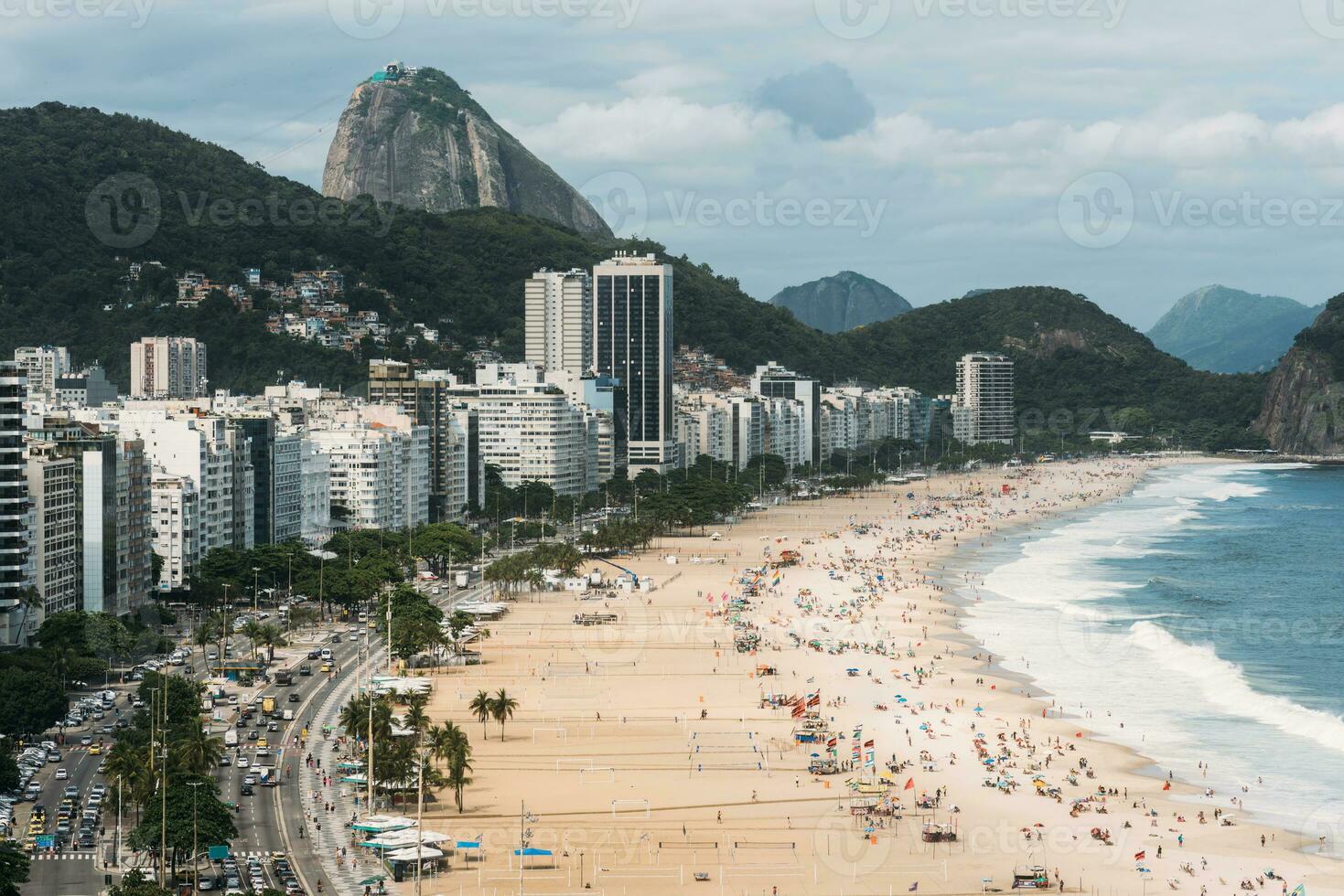 alto perspectiva ver de copacabana playa en rio Delaware janeiro, Brasil con pan de Azucar montaña visible en el lejos antecedentes foto