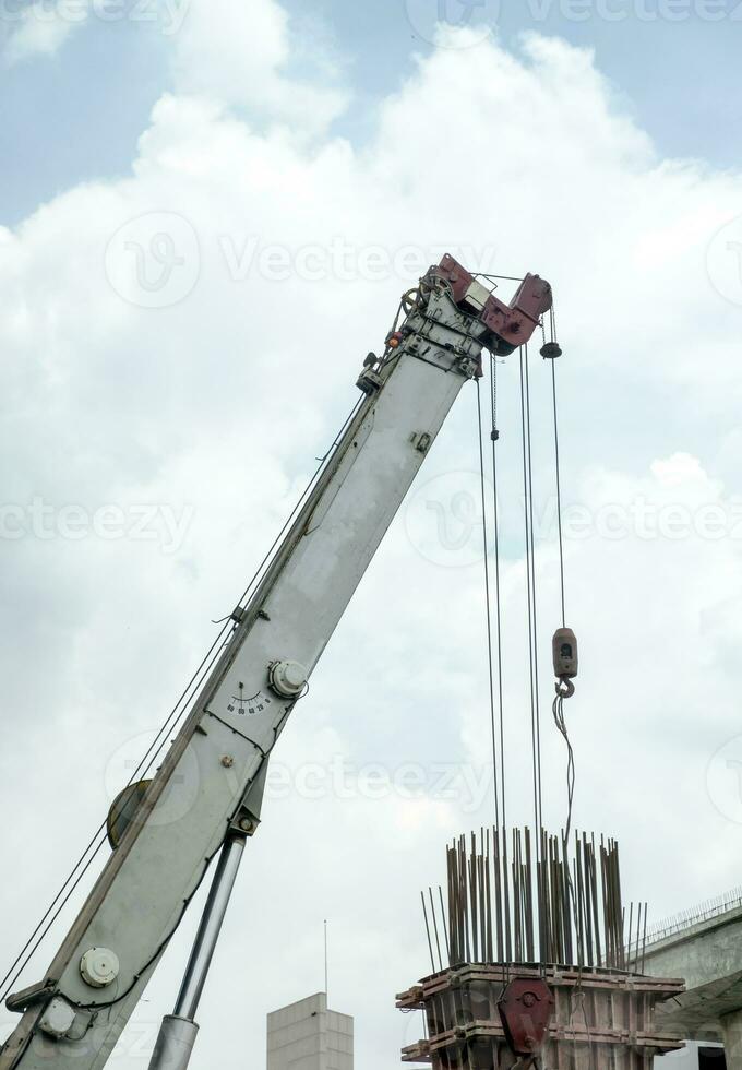 construcción grua edificio contrafuerte foto