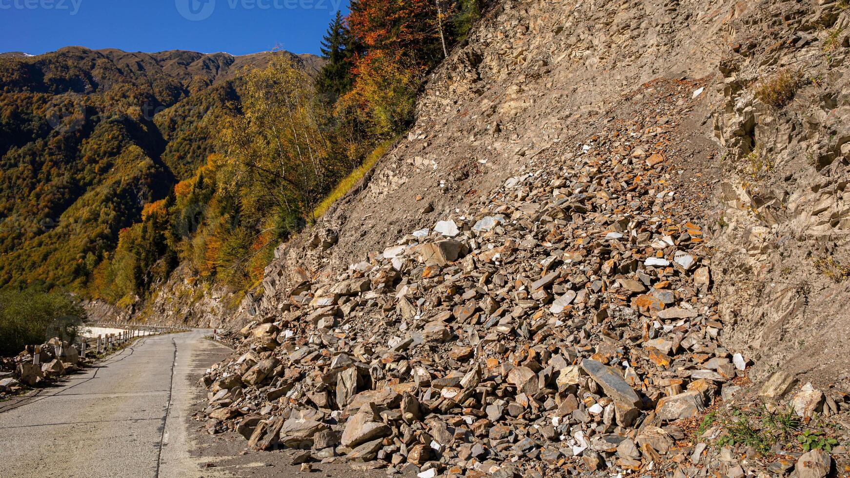 ai generado otoño deslizamiento de rocas obstruye montaña calzada foto