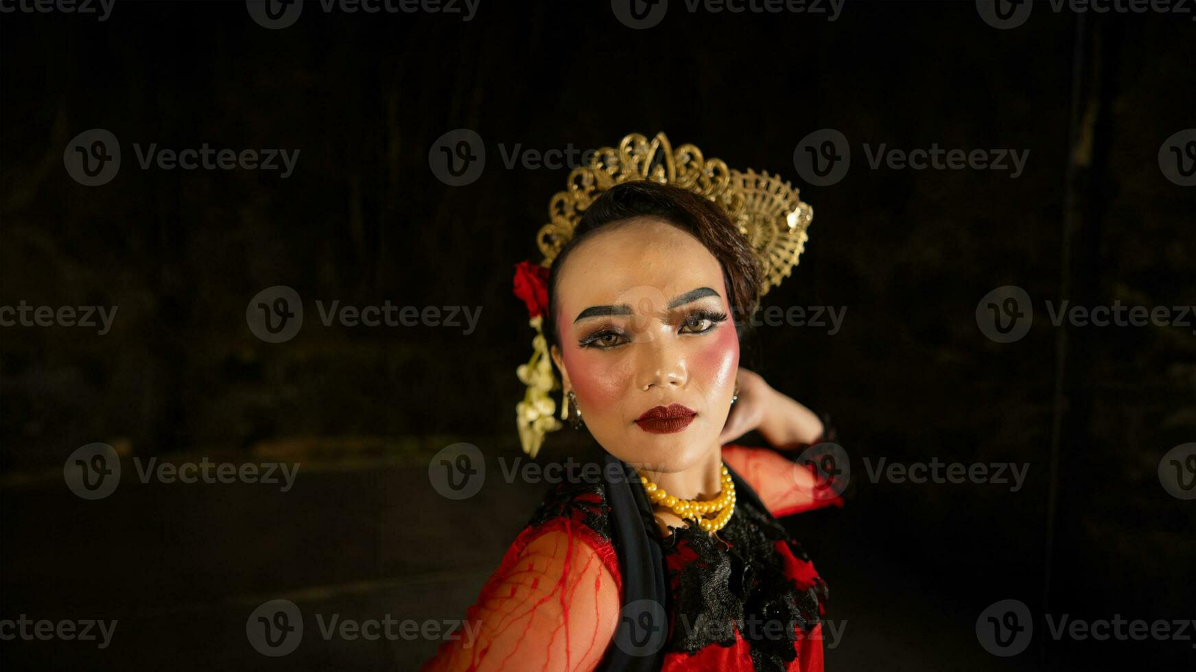an Indonesian dancer wowed the audience with confident and proud moves on stage photo