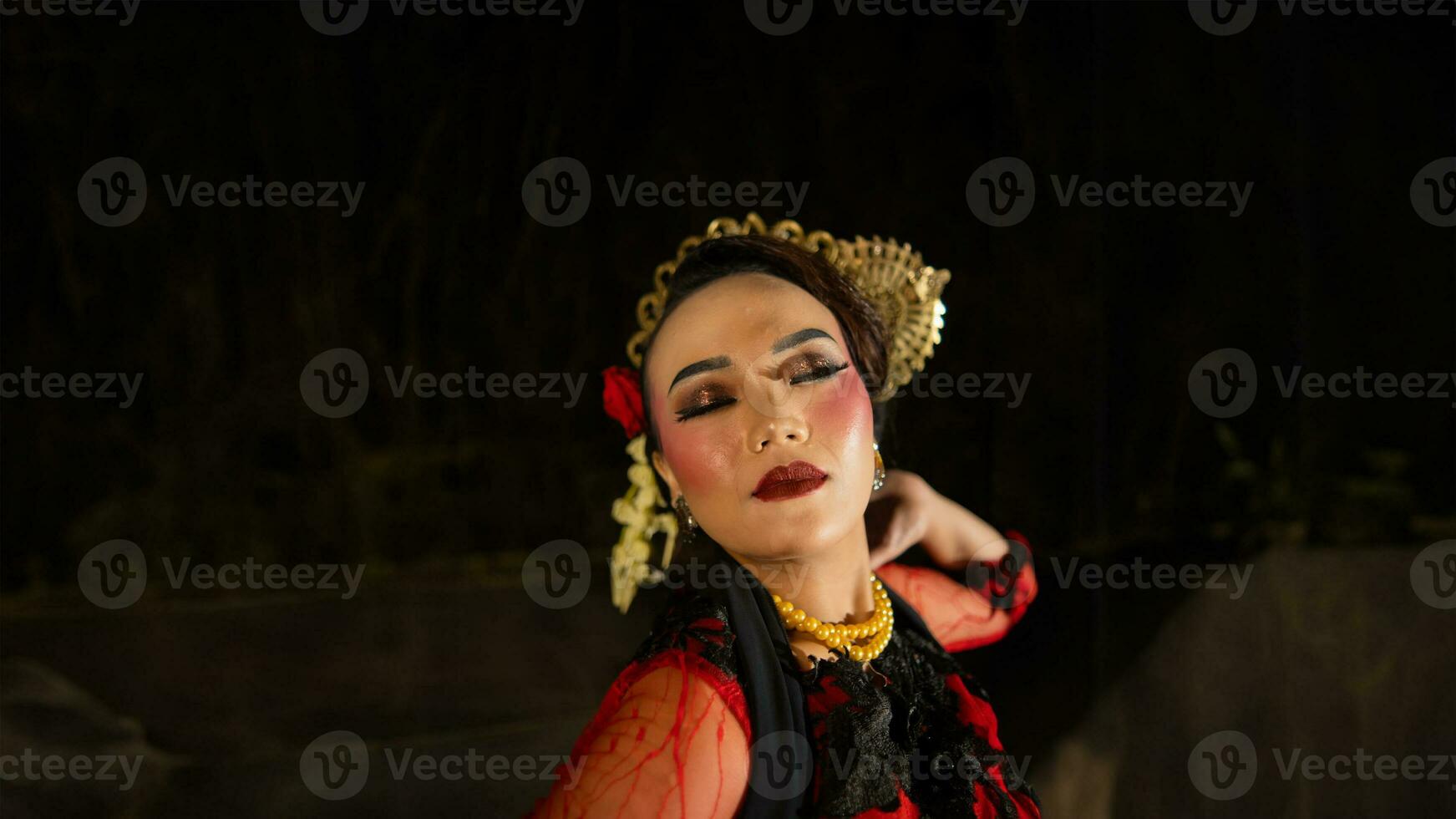 an Indonesian dancer wowed the audience with confident and proud moves on stage photo