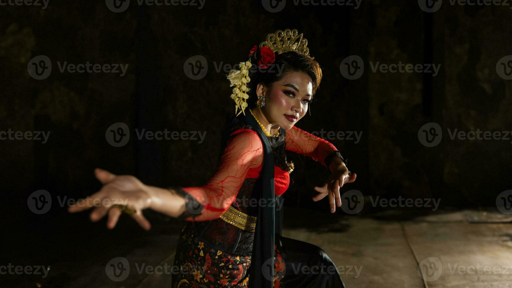 a Javanese dancer dressed in traditional red clothes enchanted the audience with her graceful movements that blended with the melody photo