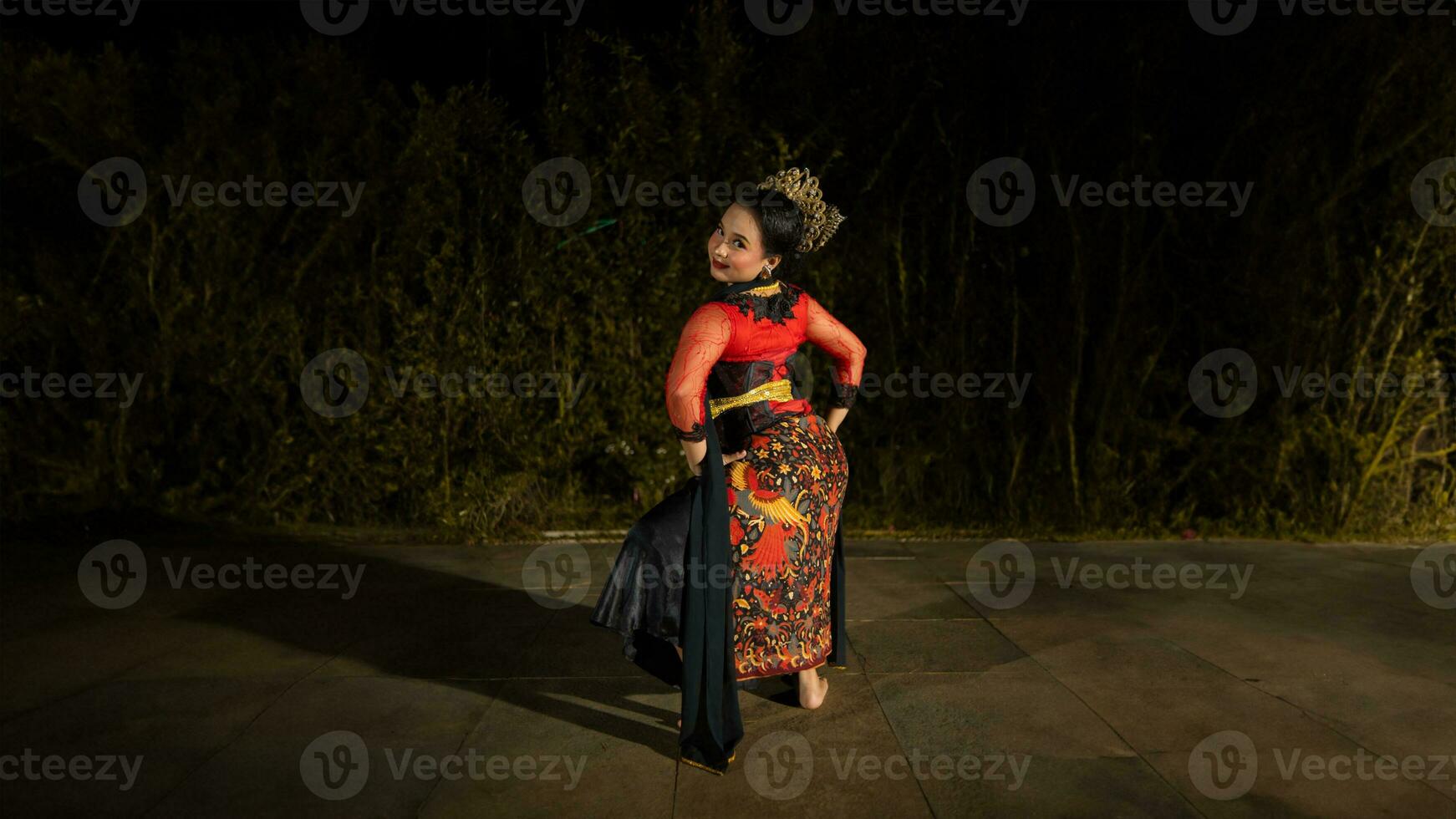 un indonesio bailarín mira lleno de entusiasmo y muestra su valor a moverse y danza foto