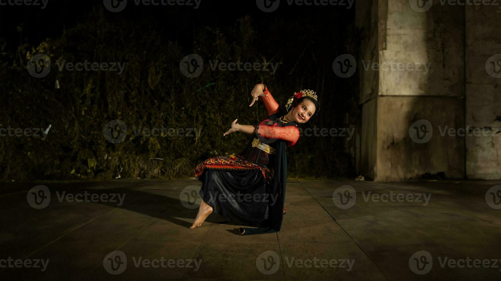 un balinés bailarín mira agraciado cuando Moviente su manos y pies en etapa muy ágilmente foto