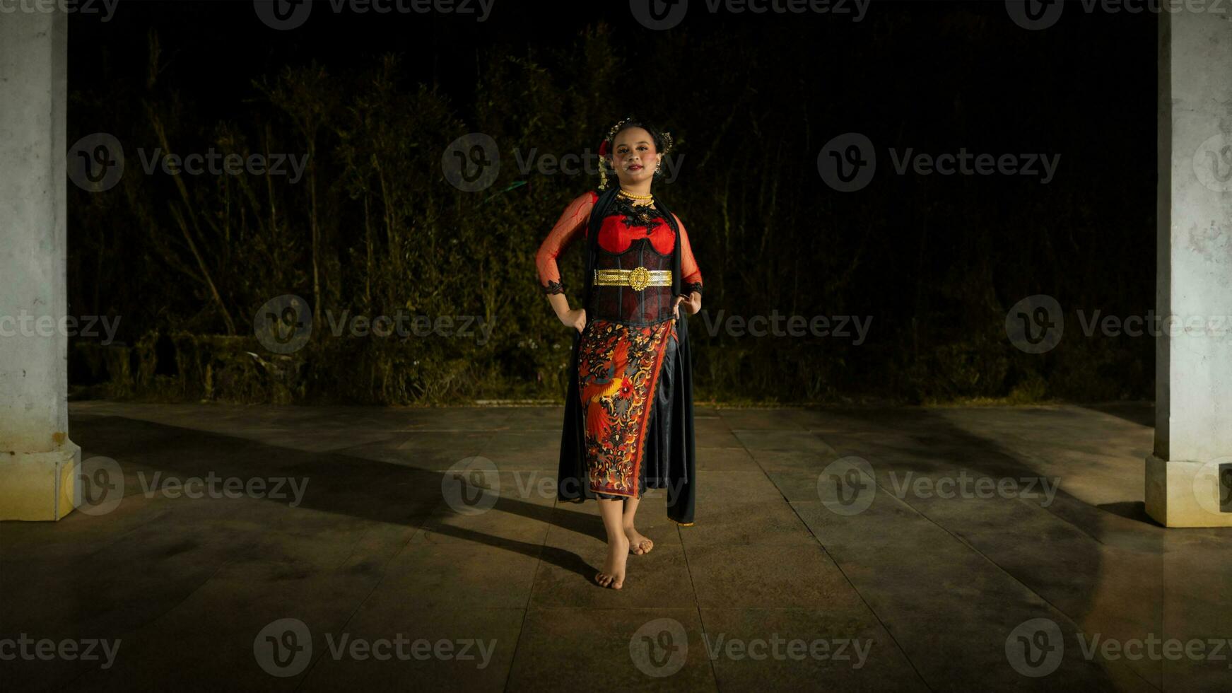 un indonesio bailarín mira lleno de entusiasmo y muestra su valor a moverse y danza foto