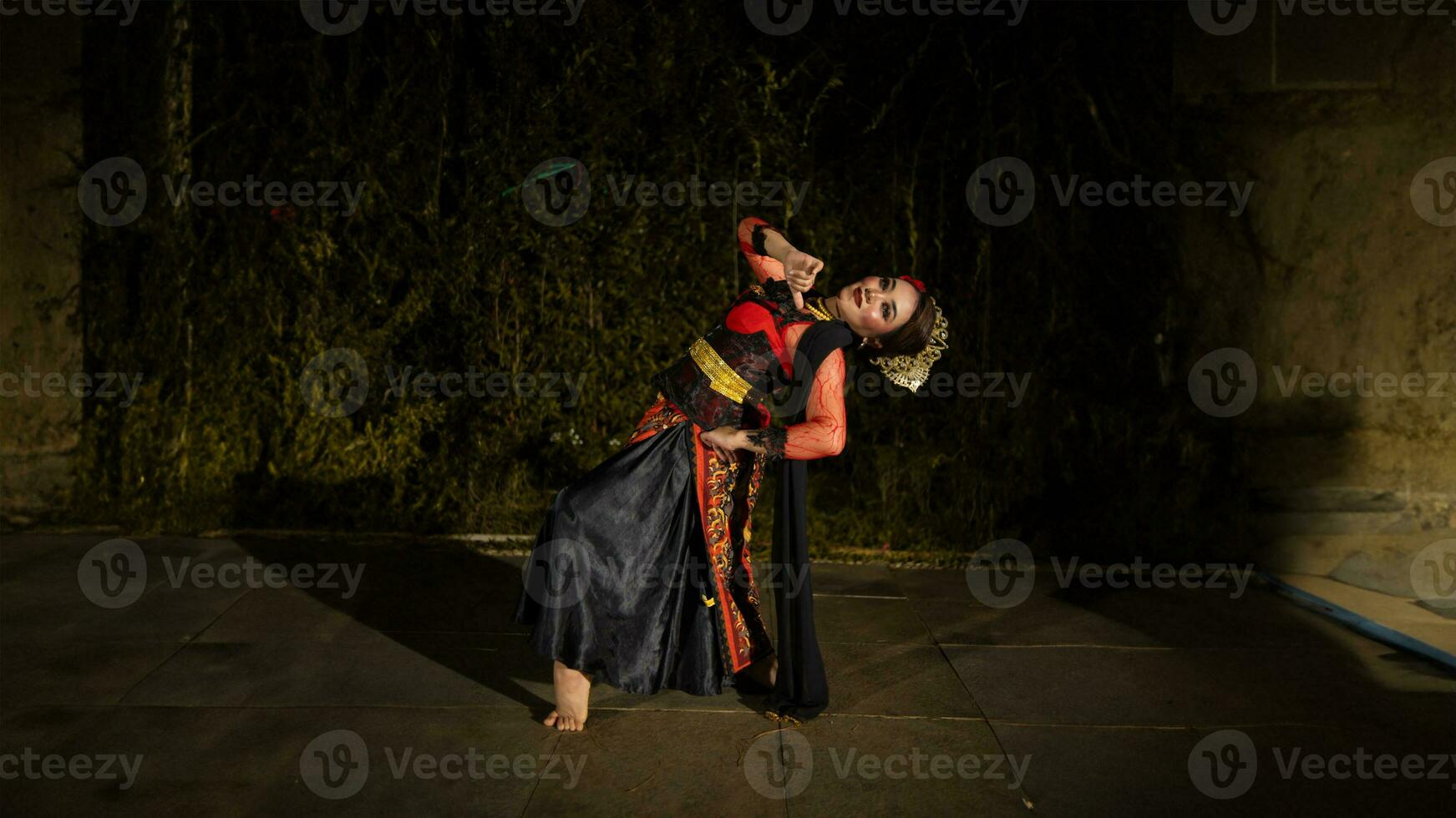 a Javanese dancer in a red costume presented a dance that captivated the audience with his skill photo