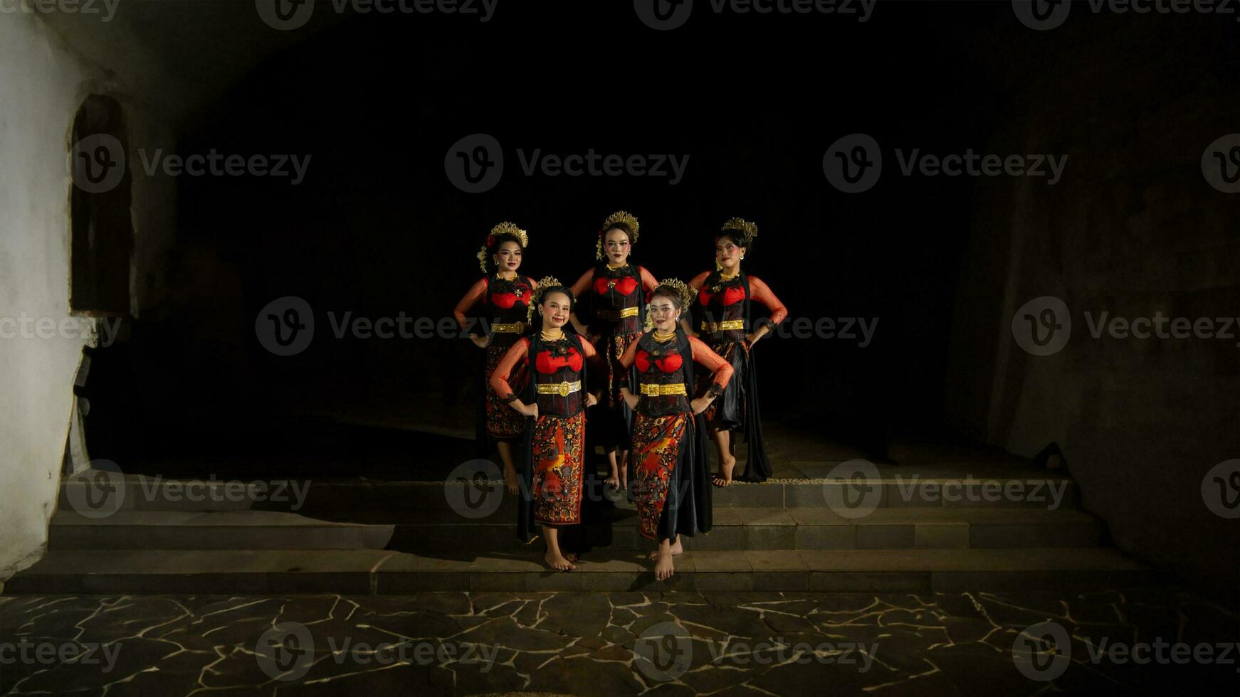 un grupo de bailarines estar y unir en rojo disfraces ese espectáculo unidad foto