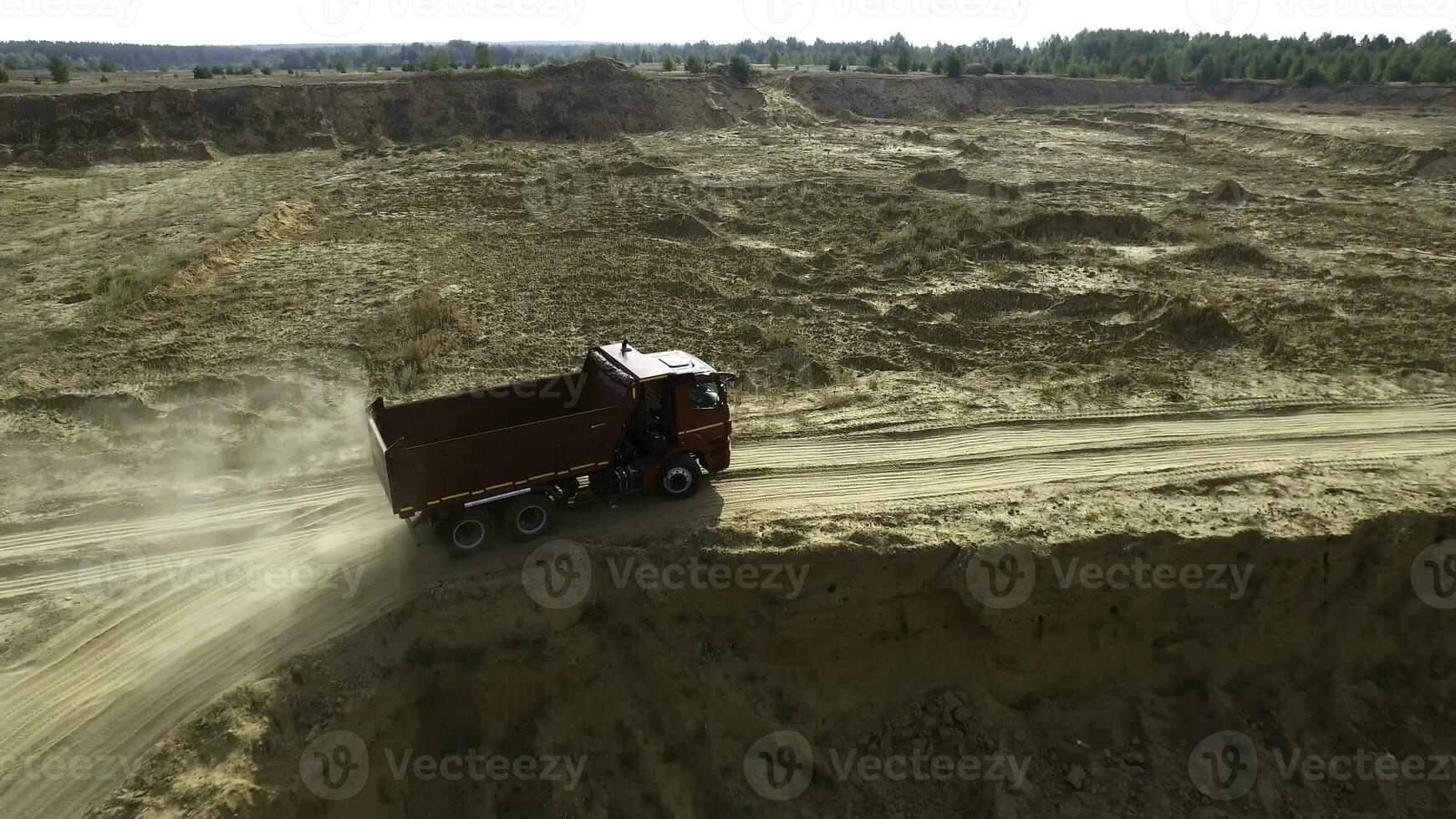 tugurio camión conducción en rural la carretera. escena. parte superior ver de camión paseos, dejando plumas de polvo en suciedad la carretera en campo en antecedentes de excavador carrera foto