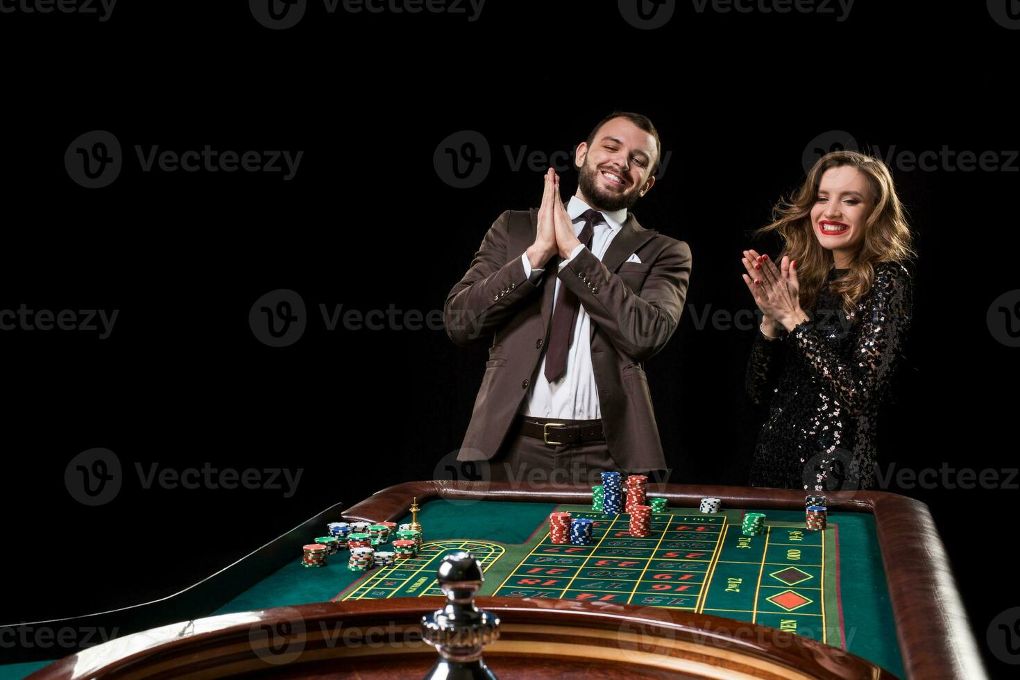 hombre y mujer jugando a ruleta mesa en casino foto