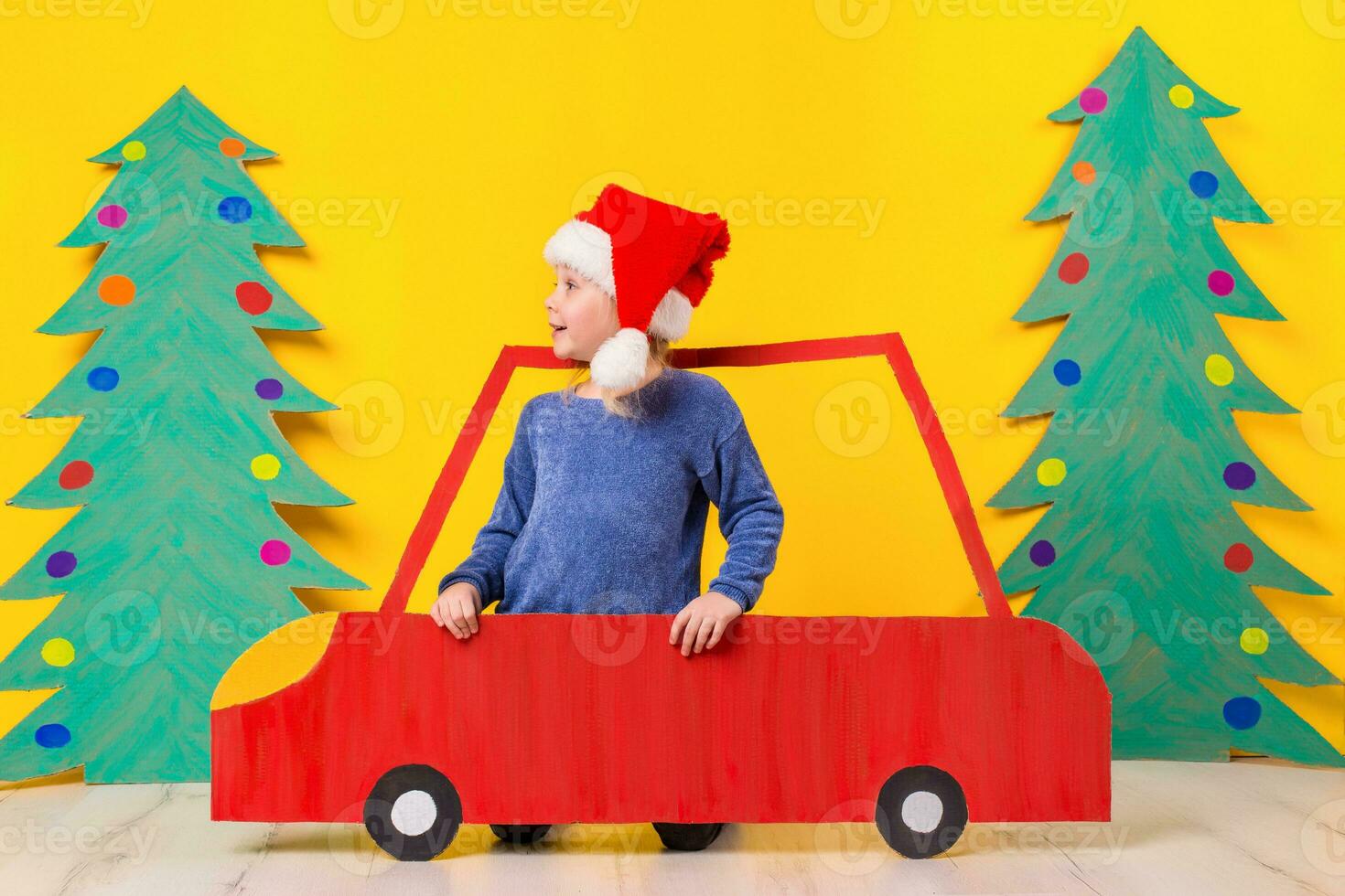 niño en rojo Navidad coche. Navidad fiesta concepto foto
